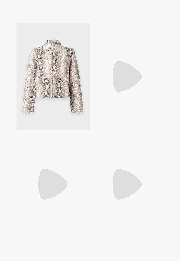 Gekürzte Jacke im beigen und schwarzen Schlangenprint. Verfügt über einen Kragen, einen Reißverschluss vorne und zwei Vordertaschen. Strukturierter Stoff.; Schwarzes kurzärmeliges Oberteil aus dehnbarem Material mit einer figurbetonten Passform und gerafften Details an den Seiten. Glatte Textur, klassischer Schnitt.; Schwarze Polyester-Culotte mit einem elastischen Bund, zwei vorderen Falten und einer lockeren Silhouette. Keine sichtbaren Muster oder Hardware-Details.; Schwarze patentierte Sandalen mit Absatz, quadratischer Spitze, Knöchelriemen und silbernen Schnallen. Mit einem stabilen Blockabsatz für mehr Stabilität.; Schwarze Lederhandtasche mit geschwungener Form, abnehmbarem Tragegurt und goldenen Beschlägen. Die Tasche verfügt über einen Deckel mit einer Schnallen-Details.