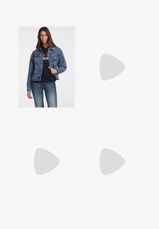 Denim jakna v srednje modri barvi, z gumbom spredaj, dvema žepoma na prsih in sproščenim krojem. Uporabljena je črna kapuca.; Bela kratka majica s kratkimi rokavi z mornarsko modrimi horizontalnimi črtami, s strojenim logotipom "Tommy Hilfiger" na prsih. Klasičen kroj s krožnim izrezom.; Gubasta bela krila z črnim elastičnim pasom, ki nosi logotip "LACOSTE". Srednje dolga zasnova z mehkobo tkanine.; Bele usnjene športne copate z debelim belim podplatom, črnimi semišnimi detajli na peti in utisnjenim logotipom na strani. Zavezovanje s šestimi luknjicami.