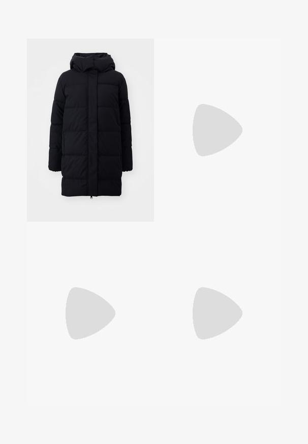 Melnā pūkaina jaka ar kapuci, ar gludu tekstūru, quiltētu dizainu un priekšējo rāvējslēdzēju. Garums līdz pusei augšstilba.; Melnas īsām piedurknēm T-krekls ar apaļu kakla izgriezumu, izgatavots no mīksta kokvilnas auduma. Vienkāršs dizains, bez redzamām logo vai rakstiem.; Melni plīšu bikses ar elastīgu jostu. Tām ir platākas kājas un gluda, teksturēta auduma ar vertikālām svītrām.; Melnas potītes botas, izgatavotas no gludas ādas, ar elastīgām paneļām, biezu platformas zoli un metalizētu purngali.