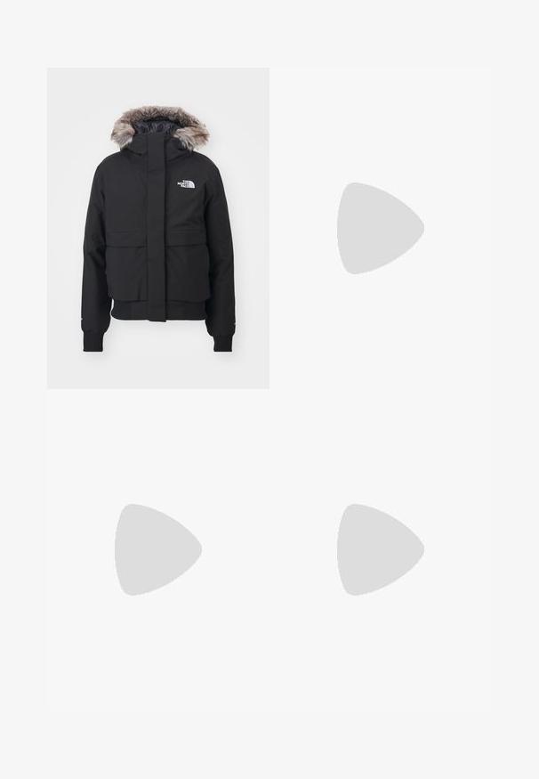 The North Face W ARCTIC BOMBER - Dunjacka - black; The North Face SHADOW SHORT SLEEVE  - T-shirt till träning - white dune; Ljusbeige cargobyxor med elastisk midja, dragkedjefickor och paneldetaljer. Tillverkade av ett mjukt, lätt tyg.; Beige vandringskänga med svarta inslag, i mocka, metallöglor och en slitstark gummisula. Har en vadderad krage och texturerade snören.