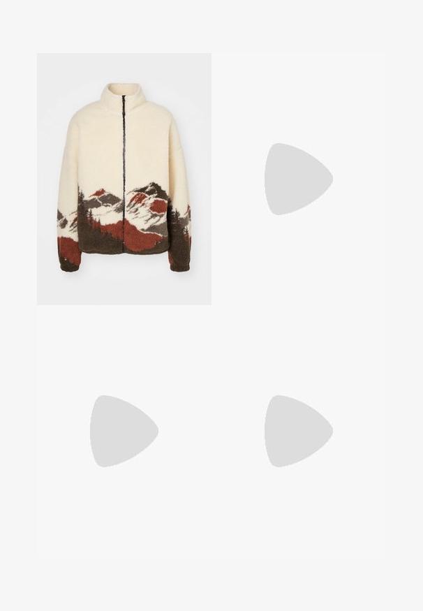 Jack & Jones JORMOUNTAIN ZIP JACKET - Veste mi-saison - ecru; T-shirt en coton blanc avec des manches courtes, un col rond, une coupe décontractée et sans logos ni motifs visibles. Texture lisse et design minimaliste.; Pantalons de jogging noirs en tissu doux, dotés d'une taille élastique avec un cordon de serrage, de poignets côtelés et d'un petit logo sur la cuisse gauche.; Baskets en cuir blanc avec perforations, à bout rond, semelle plate et lacets épais, arborant un logo swoosh visible et "AIR" sur le talon.