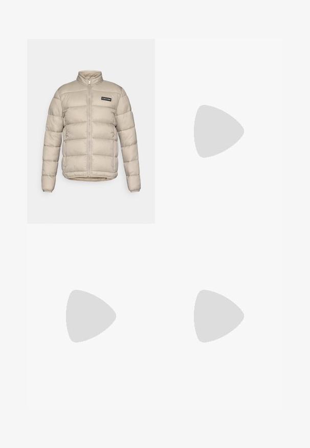 Beige quiltet pufferjakke med full frontglidelås, to glidelåslommer på siden, stående krage og Calvin Klein-logo på brystet.; Hvit polo skjorte laget av bomull, med et gjentatt blått hundemønster og en liten blå logo på brystet. Kortermet og med krage.; Hvite bomullsbukser med rett ben-design, synlige flekker og knappelukking. Har frontlommer og et belte merke.; Hvit og lysebeige treningssko, med en mesh-overdel, perforerte detaljer og en teksturert mellomsåle med merkevare på hælen.