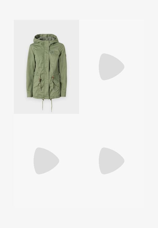 Svetlo zelena jakna z zadrgo spredaj, nastavljivimi vrvicami v pasu in kapuci ter dvema sprednjima žepoma. Gladek material z rahlim leskom.; Cvetna bluzica z dolgimi puff rokavi, svetlo smetanaste barve, s purpurnimi, oranžnimi in zelenimi cvetličnimi vzorci ter klasičnim ovratnikom.; Sister Jane HEART TO HEART - Ravne kavbojke - blue denim; Beli visoki platneni športni čevelj z črnim gumijastim podplatom, sprednjim gumijastim zaščitnikom za prste in šestimi luknjicami za vezalke, ki se ponaša s preprostim, minimalističnim dizajnom.; Rdeča usnjena torba z angularnim, geometrijskim dizajnom. Ima en samostoječ nastavljiv ročaj in pokrov, zaprt z zapiranjem, ki je okrašen s šivi.