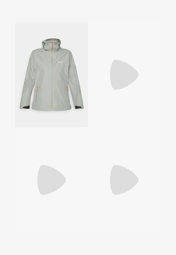 Casaco impermeável cinza claro com capuz, apresentando puxadores de zíper laranja, detalhes pretos nas mangas e um logotipo refletor no peito.; T-shirt branca de algodão com um logótipo preto no lado esquerdo do peito e um design gráfico cinza na parte inferior direita. Decote redondo clássico e mangas curtas.; Calças cargo pretas em nylon com fechos de correr removíveis, punhos ajustáveis, múltiplos bolsos e um logótipo na perna direita. Textura suave e leve.; Botas de caminhada pretas com parte superior em tecido texturizado, sistema de atacadores e sola de borracha robusta. Apresentam detalhes refletivos e logótipos.