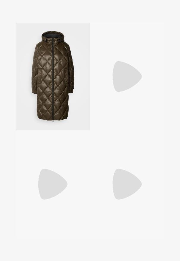 Olivgrüner, gestepfter langer Mantel mit Kapuze, ausgestattet mit einem Reißverschluss auf der Vorderseite, Seitentaschen und einer glänzenden Textur.; Weißes T-Shirt mit kurzen Ärmeln aus Baumwolle. Verfügt über einen runden Halsausschnitt und eine glatte Textur, mit minimal sichtbaren Nähten am Saum.; Beige Hochwasser-Hose mit weitem Bein, mit Knopf- und Reißverschlussverschluss, Gürtelschlaufen und seitlichen Taschen, auf einem weißen Hintergrund präsentiert.; Schwarze Leder-Stiefelette mit runder Zehenform, chunky Plateausohle und Netzseiteneinsätzen. Verfügt über eine Zuglasche für einfaches An- und Ausziehen.