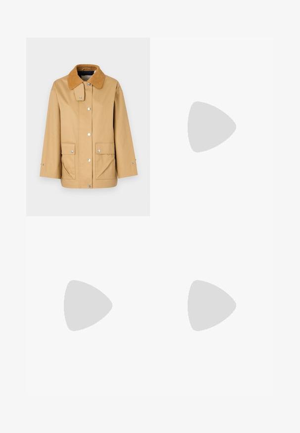 Beige waterdichte jas met een corduroy kraag, zilveren drukknoopjes, twee voorkruiszakken en een ontspannen pasvorm. Glad textuur, mouwen van gemiddelde lengte.; Witte top met korte mouwen van zachte stof, voorzien van een ronde halslijn en geplooide details bij de taille voor een getailleerde look.; Witte wijde jeans gemaakt van denim. Voorzien van een knoopsluiting en een traditionele vijfzakkenontwerp. Glad textuur met een schone afwerking.; Dames sandalen met een lichtbeige synthetische bovenkant en drie brede banden. Zwarte blokhak, open achterkant en een glad voetbed.