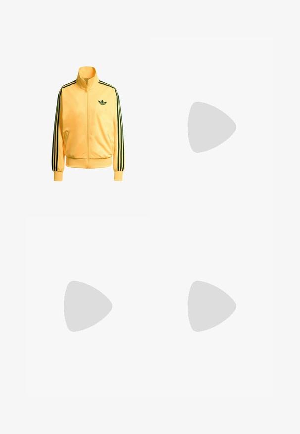 Gelbe Zip-Jacke aus glattem Stoff. Besitzt schwarze Drei-Streifen-Akzente an den Ärmeln und ein kleines grünes Logo auf der Brust.; Weißes Baumwoll-T-Shirt mit einem schwarzen Rippenkragen, kurzen Ärmeln, schwarzen Streifen-Akzenten und einem gelben Smiley-Gesicht, das auf der Brust gestickt ist.; Cremfarbene, weit geschnittene Hosen mit einem Zickzackmuster, ausgestattet mit einem schwarzen Logo-Bund und seitlichen schwarzen Streifen. Leichter, strukturierter Stoff.; Helle beige Sportschuh mit einem Obermaterial aus Mesh, drei Streifen und einer strukturierten Gummisohle. Verfügt über eine abgerundete Zehenpartie und minimalistisches Design.