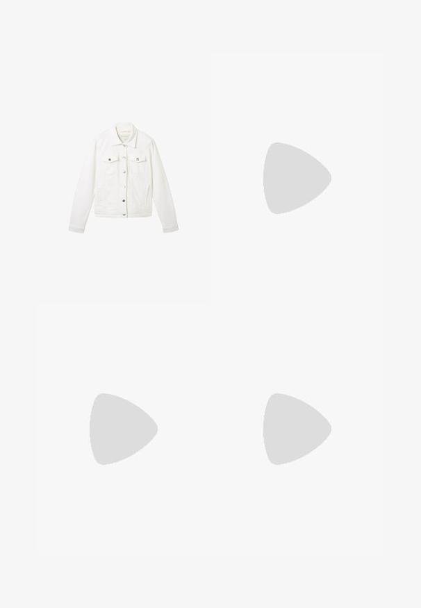 Weiße Jeansjacke mit klassischem Design, ausgestattet mit einem Kragen, langen Ärmeln, zwei Brusttaschen, silbernen Knopfverschlüssen und geradem Schnitt.; Zwei Langarmoberteile, eines schwarz und eines weiß, beide mit einem quadratischen Ausschnitt und aus weichem, dehnbarem Stoff.; Schwarze weite Hosen mit hoher Taille, Knopfdetails am Bund und vorderen Falten.; Schwarze Wildleder-Pumps mit einem breiten Blockabsatz, verstellbarem Knöchelriemen, Offene Zehen-Design und kontrastierenden gesteppten Details.; Schwarze Handtasche mit strukturierter Form, glatter Textur und einem metallischen Verschluss. Kombiniert mit weiten schwarzen Hosen und offenen Sandalen auf einem Holzboden.