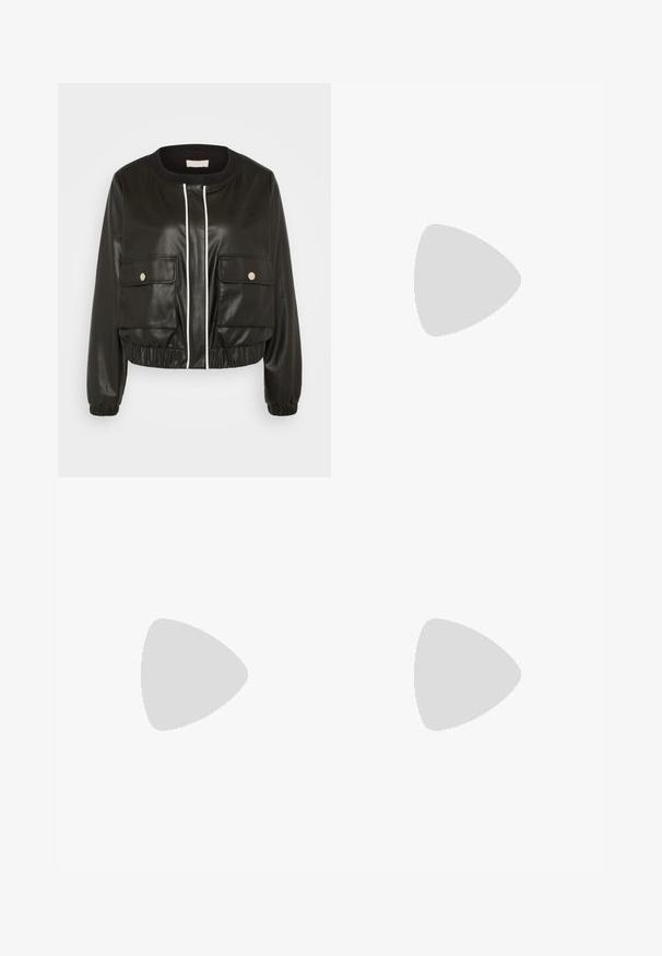 Giacca nera corta realizzata in finta pelle lucida, con due tasche frontali, dettagli in zip bianca e polsini e orlo a costine.; T-shirt bianca in cotone con vestibilità rilassata, maniche corte e risvoltate, collo tondo e texture liscia. Design semplice e minimalista.; Pantaloni in misto cotone neri con design a gamba dritta, chiusura frontale con bottone e due tasche laterali. Tessuto liscio, senza motivi visibili.; Ballerine slingback rosa pallido con punta affusolata, realizzate in un materiale simile alla pelle liscio. Presentano dettagli a taglio sui lati e un tacco piatto.