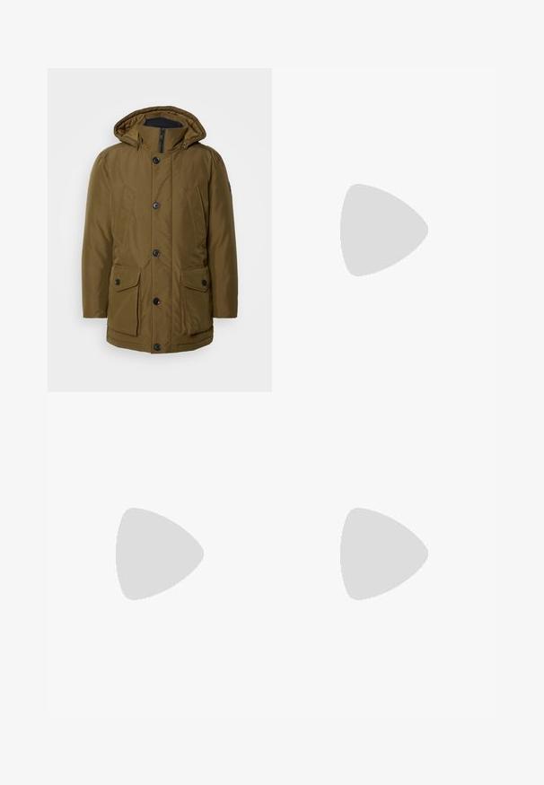 BOSS OSIASS - Geacă - open green; Pulover negru cu guler înalt, realizat dintr-un material moale, cu mâneci lungi și o croială ajustată. Tiv și mansete cu margine ondulată. Design simplu.; Jeans negri din denim cu un design drept, prevăzuți cu închidere cu button, cinci buzunare și cusături minime pentru un aspect curat.; Pantofii din piele neagră, cu șireturi, au vârful rotunjit, o textură netedă, cusături minime și un toc de cauciuc scăzut. Logo pe toc.