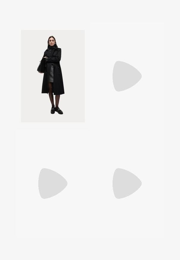 Cappotto nero con bottoni, maniche lunghe e colletto alto. Indossato sopra una gonna grigia e mocassini neri, accessorato con una borsa.; Camicia bianca con bottoni, maniche lunghe, colletto strutturato e orlo arrotondato. Realizzata in un tessuto liscio e uniforme, senza motivi visibili o dettagli.; Pantaloni a gamba larga in tessuto grigio scuro. Presentano una vita sartoriale con passanti per cintura, una texture liscia e accenti di cucitura minimal.; Zign LEATHER - Stivaletti - bordeaux; Tommy Hilfiger LIBRE FLAP CROSSOVER - Borsa a tracolla - deep rouge; Portafoglio in pelle bordeaux con design pieghevole, accentato da un logo dorato e texture liscia. Compatto e di forma rettangolare.