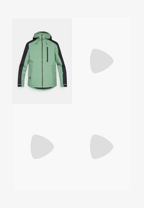 Zielono-czarna kurtka outdoorowa z kapturem, zamkiem błyskawicznym, kieszenią na piersi i elastycznymi mankietami. Wykonana z gładkiej, trwałej tkaniny.; Czarny t-shirt z krótkim rękawem, wykonany z lekkiego materiału. Posiada małe białe logo na lewej piersi oraz subtelne akcenty na ramionach.; Czarne spodnie sportowe z elastycznym pasem, zwężanymi nogawkami i bocznymi kieszeniami. Posiadają subtelne logo na udzie. Gładka tekstura.; The North Face - Sneakersy niskie