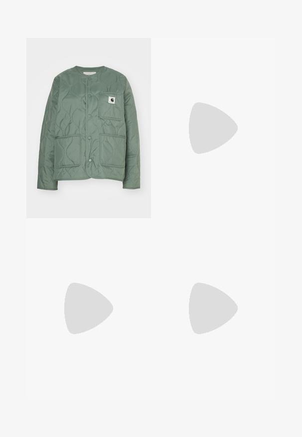 Gequiltte groene jas met een ronde hals, klittenbandsluitingen, twee voorzakken en een logopatch op de linkse zak. Soepele textuur.; Witte T-shirt met korte mouwen, gemaakt van katoen, met een klein zwart hartvormig logo op de linkerborst.; Brede broek van katoen in stofachtig mauve, met een sluiting aan de voorkant met knopen, zijzakken en gestiksel langs de naden.; Lichtroze sneaker van suede met marineblauwe strepen en accenten. Voorzien van een lichtcrème tong en veters, met een rubberen zool van gum.