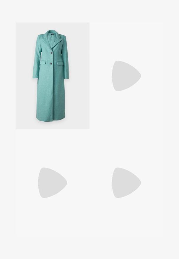 ONLY ONLEMMAX LONG COAT - Cappotto classico - lush meadow; Maglia a maniche lunghe di un grigio chiaro, con texture a costine, design corto, scollo rotondo e orlo ondulato. Presenta dettagli delle cuciture sulla parte anteriore.; Jeans neri a vita alta in denim, con chiusura a bottone, cinque tasche e dettagli di cucitura discreti. Fit slim con gambe affusolate.; Sneaker bianche con un design voluminoso, realizzate in materiali sintetici e pelle, con dettagli testurizzati, lacci e un logo prominente in oro.; Occhiali da sole tartarugati marroni con forma vintage a occhio di gatto e lenti marroni. Presentano bracci curvi con accenti rossi.; Borsa hobo nera realizzata in materiale similpelle liscio con manico intrecciato, caratterizzata da una forma morbida e arrotondata e una chiusura superiore con cerniera.; Orecchini a cerchio in oro con una finitura liscia e lucida. Design circolare con un piccolo perno e una chiusura trasparente per un indosso sicuro.