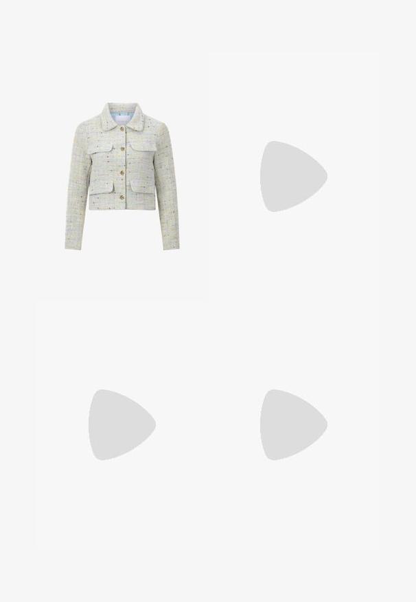 Pastelsest kootud kuldsete niitidega jakk. Omab kraed, nööpide sulgemist ja kahte eesmist taskut.; Valge lühikese varrukaga T-särk, mis on valmistatud puuvillast, kaunistatud pitsiga varrukate ääres ja ümmarguse kaelusega.; Valged, mugavad spordipüksid, mis on valmistatud pehmest kangast, elastse talje ja nööridega, sirgete jalgadega disainiga.; Valged kõrge kontsaga sandaalid, millel on paks konts ja rihmadega disain koos pahkluu sidumisega. Sile tekstuur ja platvorm ees, et lisada kõrgust.