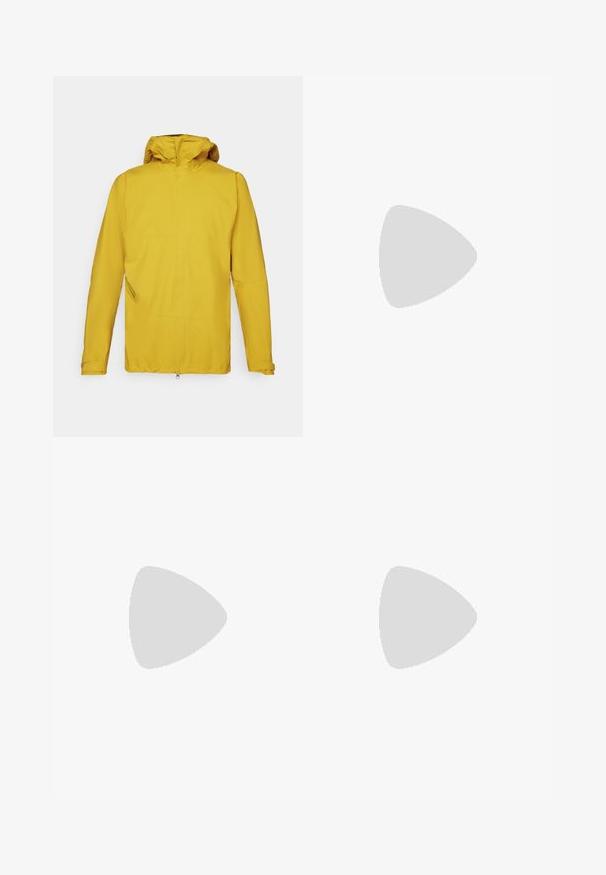 Veste imperméable jaune avec capuche, dotée de manches longues, d'une fermeture éclair à l'avant et d'une poche latérale inclinée pour le rangement. Texture lisse.; T-shirt noir à manches courtes en coton, avec un col rond et un petit logo blanc sur le côté supérieur gauche de la poitrine.; Pantalon de sport noir avec une taille élastique, fabriqué en tissu léger, présentant un petit logo sur la jambe inférieure et un design de jambe droite.; Chaussure de trail running noire avec une tige texturée, semelle en caoutchouc et bout renforcé. Présente un col rembourré et une tirette pour un enfilage facile.