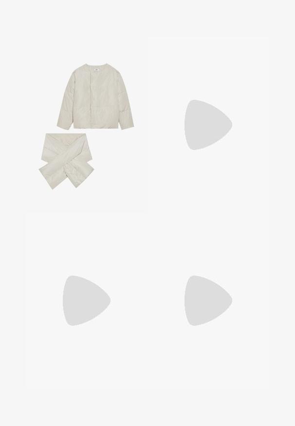 Giacca imbottita beige con collo rotondo, maniche lunghe e una sciarpa abbinata a forma di croce, realizzata in un tessuto liscio e leggermente lucido.; Top nero a maniche corte realizzato in tessuto liscio; presenta un colletto drappeggiato e un orlo asimmetrico, con una vestibilità aderente.; Pantaloni neri a gamba dritta, con tasche frontali e spacchi laterali all'orlo. Realizzati in tessuto morbido e liscio. Adatti a diverse occasioni.; Sandali con tacco in vernice nera, con punta squadrata, cinturini alla caviglia e fibbie in argento. Presentano un tacco a blocco spesso per maggiore stabilità.