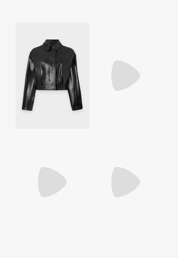 Chaqueta de cuero negra, corta, con cuello puntiagudo, cierre frontal de botones y bolsillos laterales. Presenta una textura suave y un diseño entallado.; Camiseta de algodón de cuello redondo y manga corta negra, extendida sobre un fondo blanco, con la etiqueta de la marca visible dentro del cuello.; Pantalones negros de tela suave con cintura alta, piernas amplias, pliegues frontales y lazos de cinturón clásicos. No hay bolsillos laterales visibles.; Sandalias de cuero negro con acentos de hebillas doradas, que cuentan con múltiples correas y un diseño de suela plana para usar con los dedos al aire.