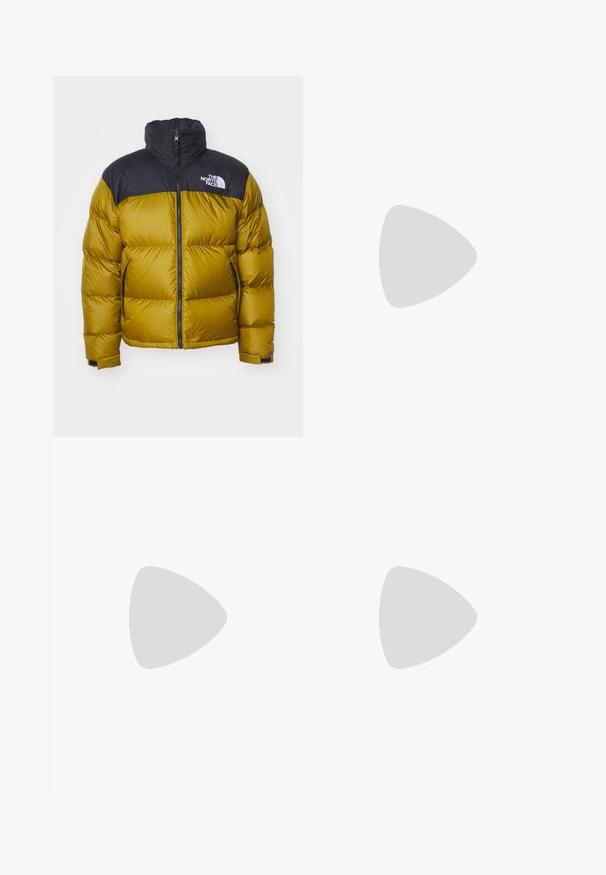 Casaco acolchoado em amarelo mostarda com a parte superior em nylon preto, gola alta, fecho zip na frente e bolsos laterais. O logotipo da The North Face está presente.; T-shirt de mangas longas branca feita de algodão. Design de gola redonda com punhos canelados e um pequeno logotipo na manga esquerda. Textura suave.; Calças de ganga pretas com um design de perna reta, apresentando cinco bolsos, fecho por botão e uma cintura clássica. Textura suave.; Tênis atléticos em preto e cinza com parte superior em malha texturizada, sola de borracha e design de suporte. Apresenta logo e sistema de atacadores.