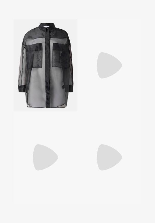 Čierna priesvitná košeľa s gombíkmi a golierom, so širokými prednými vreckami, priesvitnou látkou a mierne nepriehľadnou textúrou.; Filippa K BRAID - Svetrík - black; Čierne nohavice vyrobené z hladkej látky s vysokým pásom, širokými nohavicami, prednými záhybmi a klasickými pútkami na opasok. Žiadne bočné vrecká nie sú viditeľné.; Čierne lakované kožené slingback lodičky s špicatou špičkou, štíhlým podpätkom a jemným výrezom. Obsahuje zlatú pracku na remienku.
