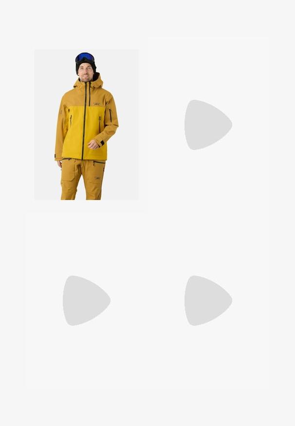 Mann in senfgelber und brauner Skijacke und -hose mit schwarzen Skibrille und schwarzem Beanie, steht vor einem einfarbigen Hintergrund.; Schwarzes Nike Lauft-Shirt aus leichtem, atmungsaktivem Material, mit kurzen Ärmeln und einem kleinen weißen Logo auf der Brust.; Schwarze sportliche Shorts aus leichtem Material mit einem elastischen Bund. Auf der unteren linken Seite befindet sich ein kleines weißes Nike-Logo.; Schwarze Sportschuhe mit einer strukturierten Oberseite, Schnürverschluss und einer glatten Sohle. Hervorstechendes Logo an der Seite und eine Zugschlaufe an der Ferse.