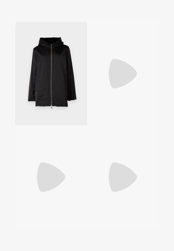 Juodas gobtuvas striukė, pagaminta iš lygaus audinio, su priekiniais užtrauktukais, šoniniais kišenėmis ir puriu pamušalu aplink gobtuvą bei apatinę dalį.; Balta medvilninė trumpa rankovė marškiniai su raudonu omaro piešiniu ir mėlynu tekstu, kuris sako "Maine Beach geriausias omaras iš Masačiusetso."; Šviesiai mėlynos plačios džinsinės kelnės, pagamintos iš džinsinio audinio, su aukštu liemeniu, priekinėmis kišenėmis ir siuvinėjimais ant apdailos.; Balti platforminiai sportbačiai, pagaminti iš lygios sintetinio audinio, su apvaliu pirštu, raištelių užsegimu ir tekstūruota guma padanga. Juodas kulno akcentas.; Balta odinė rankinė su kreiva forma, reguliuojama dirželiu ir mažu sagties akcentu. Modelis vilki priglundančius juodus drabužius.