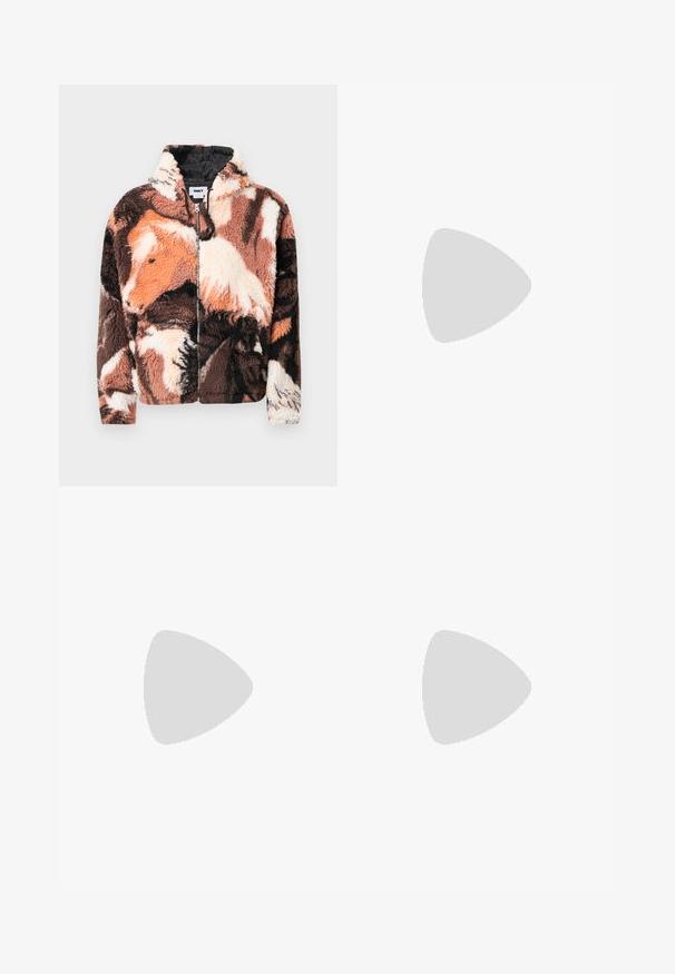 Gyapjúdzseki barna, fekete és krémszínű absztrakt tehénmintával, elöl cipzáros és kapucnis, puha, texturált felülettel.; Fekete pamut póló Nike márkájú, klasszikus, kerek nyakú, rövid ujjú, és letisztult, dombornyomott logóval a mellkason. Simább textúra.; Fekete húzózsinóros, kényelmes nadrág oldalsó varrású zsebekkel és egyenes szabással, egyszínű háttéren.; Fekete sportcipők texturált anyaggal és gumitalppal, elasztikus fűzőkkel és kék kiegészítővel a saroknál. Világos farmernadrággal viselve.