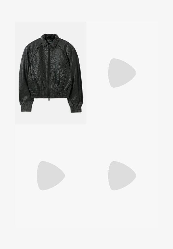 Must selledega kortsus must nahktagi, millel on ees lukk, elastsed varrukad ja alläär, ning külgmised kaldu taskud, valge tausta peal.; Kootud sviiter, millel on beez ja musta värvi teemantmuster ning järkjärguline värvifadeerumine. Ümar kaelus ja pikad varrukad. Pehme tekstuur.; Mustad lai jalad, millel on lamedad eesmine osa, kaks tagumist taskut nupuga ja sile tekstuur. Kohandatud disain otse lõikega.; Must musta avatud varbaga king, millel on sujuv ja kumer disain, kõrge stilettokõrgus ja sile tekstuur. Siseosa on kontrastse heleda värviga.; Must ja pehme nahast kott, millel on unikaalne keerdkujuline disain. Omab lühikest kätset ja eemaldatavat õlarihma. Minimalistlik stiil.