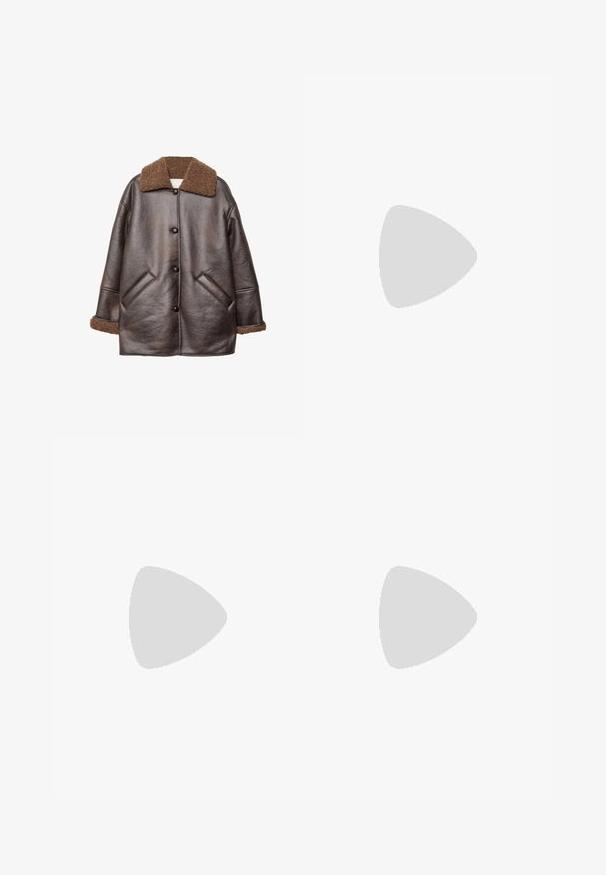 Hnedá umelá kožená bunda s ovčím golierom, zapínanie na gombíky, bočné vrecká a štruktúrované hnedé manžety. Voľný strih a stredná dĺžka.; Hnedé bavlnené tričko s krátkymi rukávmi a hlbokým V-výstrihom. Jednoduchý dizajn, jemná textúra a rovný lem. Bez vzorov alebo akcentov.; Hnedé nohavice so širokými nohavicami a hladkou textúrou, s vysokým pásom a prednými skladmi. Tkanina je ľahká a voľne sa pohybuje.; Béžová lodička so špicatou špičkou, s čiernym lemom, zlatou prackou a robustným blokovým podpätkom na šedom podlahe s tmavozeleným pozadím.; Hnedá kožená taška so zberaným vrchom a reťazovým popruhom. Hladký povrch s lesklým finišom a jemným švom po stranách.