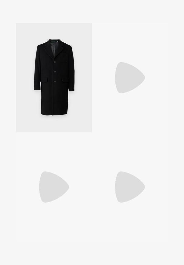 Lacoste Klassinen takki - noir; Lyhythihaine musta T-paita, joka on valmistettu puuvillasta. Paidassa on pyöreä pääntie ja pieni brodeerattu logo rinnassa. Sujuva rakenne, normaali istuvuus.; Mustat housut suoranlahkeisella muotoilulla, valmistettu sileästä kankaasta. Ominaisuuksiin kuuluu etupleateet ja yksi nappikiinnitys vyötäröllä.; Musta nahkakengät, joissa on sileä pinta, koristetasku ja kontrastisomistus, yhdistettynä vaaleanbeigeihin housuihin.