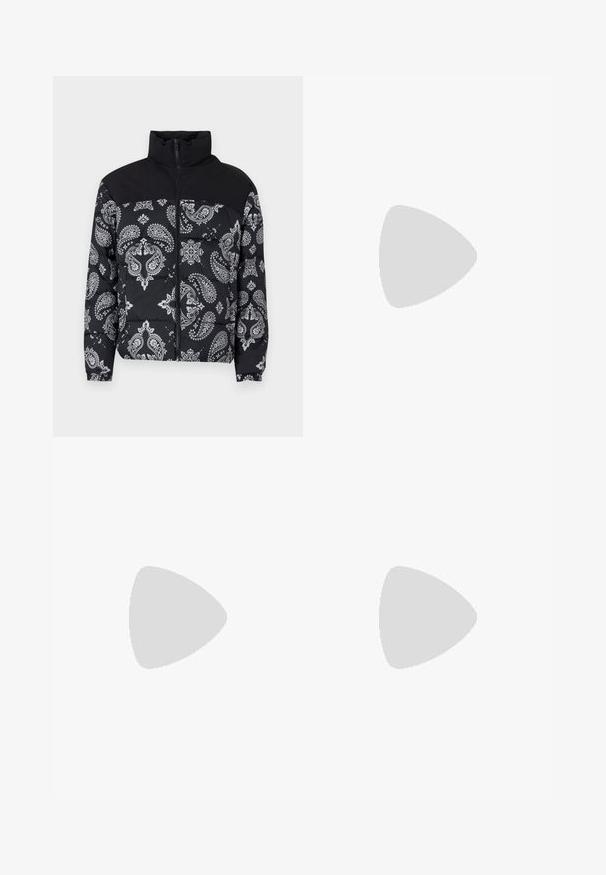 Jack & Jones JJMOON PUFFER - Zimska jakna - black; Mornarsko plava kratka majica s kratkim rukavima, izrađena od mekog materijala, ima klasičan okrugli izrez i ležeran kroj, bez vidljivih uzoraka ili naglasaka.; Crne traper hlače s ravnim krojem, dizajnom s pet džepova i prednjim kopčanjem na dugme. Glatka tekstura s minimalnim detaljima šivanja.; Crna loafer cipela s glatkom, mat završnom obradom, koja ima zaobljen vrh i debeli, teksturirani đon. Naglašena prednjim remenom.
