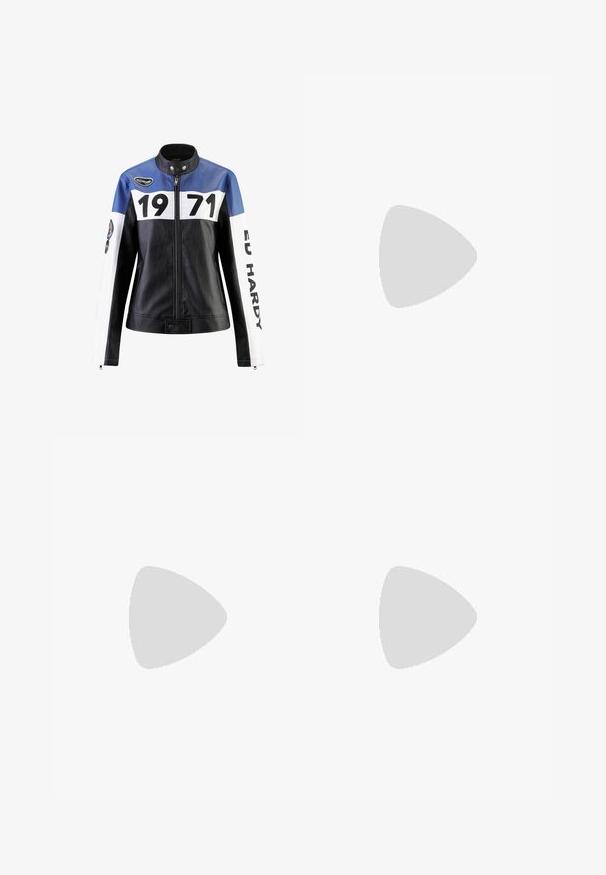Giacca in pelle nera e blu con accenti bianchi, caratterizzata da stampa in grassetto "1971" e "ED HARDY", chiusura con zip e dettaglio del colletto a scatto.; Due magliette a maniche corte, una bianca e una nera, realizzate in cotone. Entrambe presentano un colletto rotondo e un design semplice e classico.; Jeans in denim neri a vita alta con un taglio a gamba larga, design a cinque tasche e cuciture visibili. Il tessuto ha una finitura liscia e leggermente tessurizzata.; Infradito neri con due accenti di fibbia dorata, materiale dalla texture liscia, suola piatta e design minimalista.