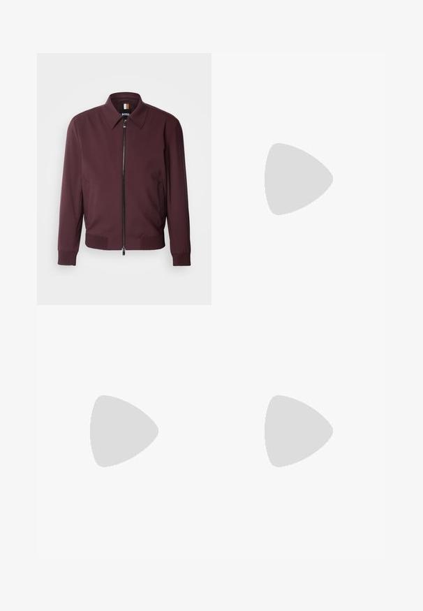 Burgundin väri takki, joka on valmistettu sileästä kankaasta, ja siinä on edessä vetoketju, kaulus ja röyhelöhuput hihansuissa ja helman kohdalla.; Kaksi yksinkertaista puuvillapaitaa, musta paita valkoisen edessä, molemmissa on lyhyet hihat ja pyöreä pääntie.; Mustat housut, joissa on sileä pinta, suora leikkaus, kaksi etutaskua ja yksittäinen nappikiinnitys vyötäröllä.; Valkoiset tennarit, joissa on vaaleanpunaisia ja mustia yksityiskohtia, sisältäen sileän nahka- ja mokkapinnan, pyöreä kärki ja litteä kumipohja.