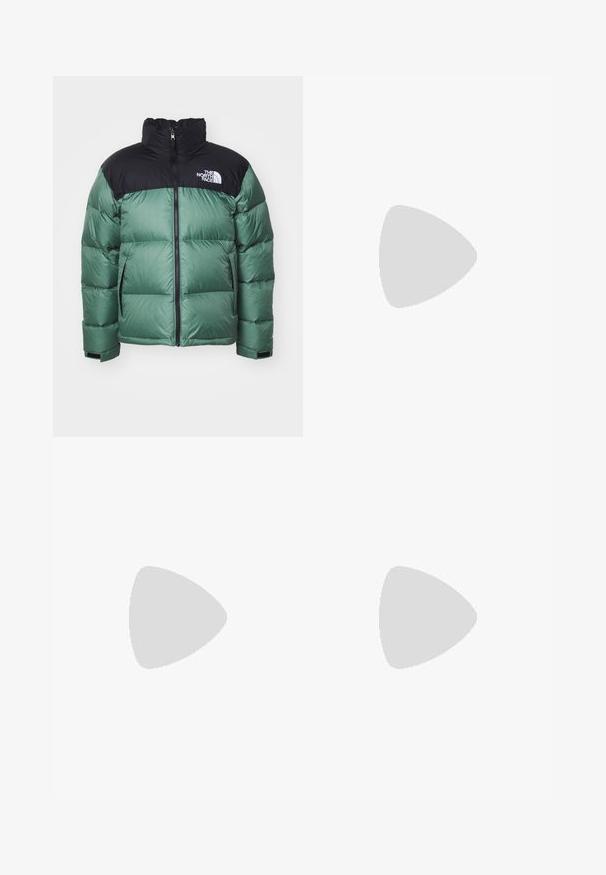 Jachetă puf verde și neagră cu guler înalt, fermoar pe față și buzunare laterale. Prezintă o textură matlasată și un logo de marcă pe piept.; Tricou alb cu mânecă lungă, fabricat din bumbac moale. Gât rotund, cu margini drepte și fără modele sau grafice vizibile.; Pantaloni cargo camuflați în nuanțe de verde și gri, cu multiple buzunare, talie elastică, mansete ajustabile la glezne și un croi lejer.; Adidași cu glezna înaltă, cu un superior din piele albă, având un design cu imprimeu zebra în nuanțe de albastru și negru, și o talpă semi-transparentă de un albastru deschis.