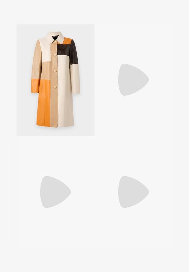 Marc Cain Chaqueta de cuero - multi coloured; Suéter negro de manga corta con textura acanalada y un cuello alto, que presenta líneas verticales y una silueta ajustada.; Pantalones negros ajustados con un diseño de pierna recta, que presentan una textura suave y pliegues nítidos en el frente. Sin herrajes visibles.; Botín de ante negro hasta el tobillo con punta afilada, cierre con cremallera en la parte posterior y tacón alto y grueso. Textura suave y diseño minimalista.
