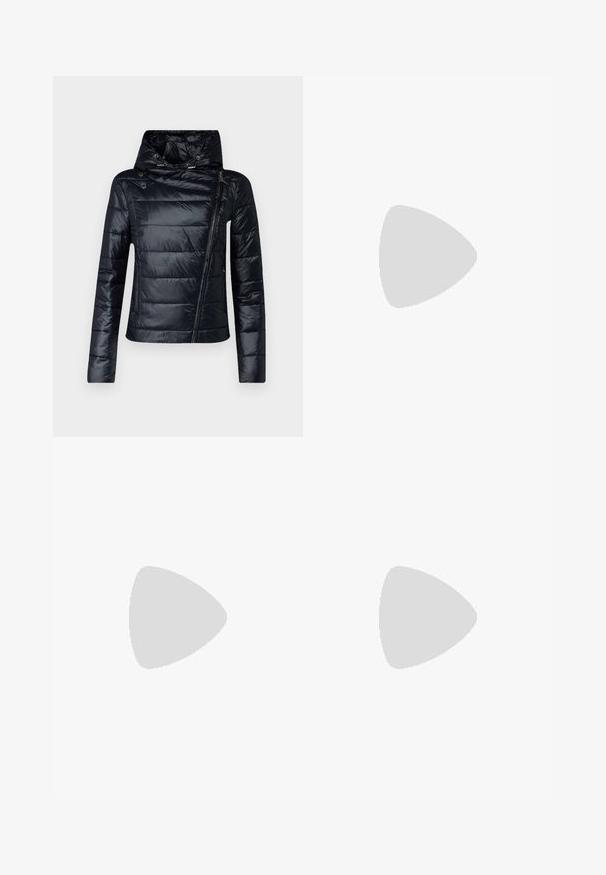Sort dunjakke med høj krave, lynlås foran og skrå syninger. Har en blank, glat overflade og justerbar hætte.; Sort bomulds t-shirt med korte ærmer, rund halsudskæring og lille hvid "Calvin Klein" logo på brystet. Glat tekstur, klassisk pasform.; Sorte denim lige ben bukser med fem lommer, sølvnitter og en knaplukning. Stoffet har en glat, let tekstureret overflade.; Sorte spidse slingback-sko med en lav hæl, lavet af glat læder og med udskæringer på siden for åndbarhed.