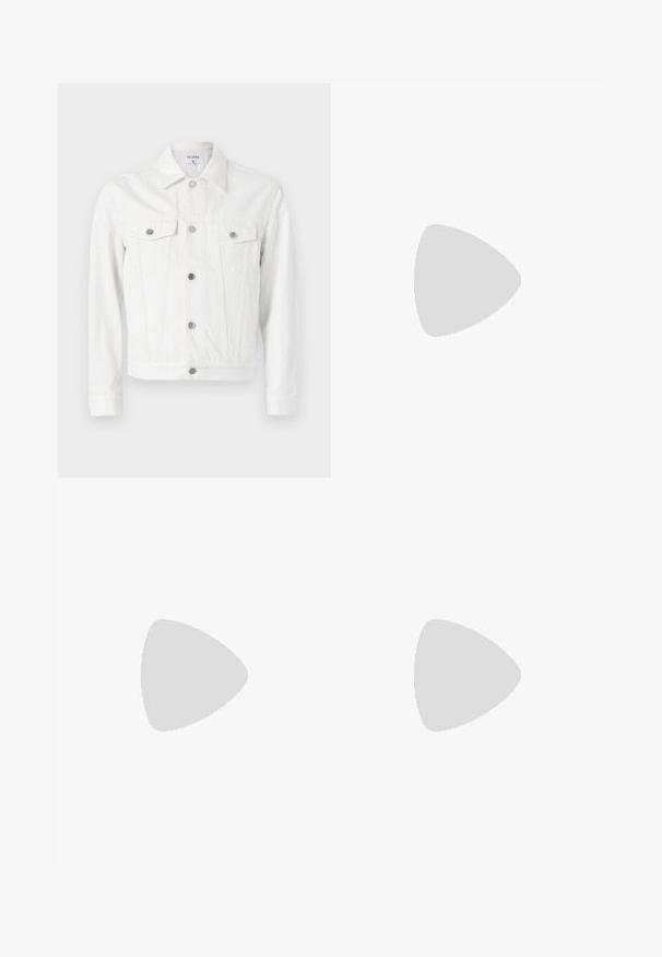 Weißes Denim-Jacket mit durchgehender Knopfleiste, zwei Brusttaschen und spitzem Kragen. Verfügbar mit silbernen Knöpfen und strukturierter Passform.; Weißes Hemd mit Knöpfen und Kragen, das dezente vertikale Streifen aufweist, lange Ärmel, eine Brusttasche und einen klassischen abgerundeten Saum hat.; Braune, hochtaillierte Hose aus strukturiertem Stoff. Mit weitem Bein und zwei vorderen Bügelfalten für zusätzliche Form. Saubere Verarbeitung ohne sichtbare Hardware.; Schwarze Lederloafers mit glatter Textur, rundem Zehenbereich und einem dekorativen Riemen über dem Vorderfuß. Niedriger, gestapelter Absatz, minimalistisches Design.; Schwarze Stofftote mit schwarzen Ledergriffen. Einfaches Design, geräumiger Körper und glatte Textur. Keine sichtbaren Logos oder Muster.