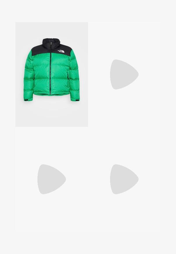 Zelená puffer bunda s čiernou hornou časťou, so zipsom, vysokým golierom a dvoma bočnými vreckami. Má ležérny, prešívaný dizajn.; Biely bavlnený tričko s voľným strihom, krátkymi rukávmi a malým vyšitým logom na ľavej strane hrude.; Čierne nohavice s širokými nohavicami vyrobené z denimu, s kontrastným bielym prešívaním a predným zapínaním na gombík, so zazubenými prednými vreckami.; Biele športové topánky s sieťovinou a syntetickými prekrytiami, so strieborným logom Nike, kombinované s rebrovanými bielymi ponožkami na modrom povrchu.
