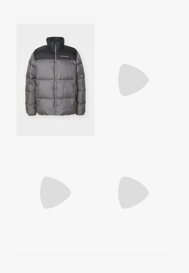 Siva puffer jakna s crnim ramenskim panelom. Ima visoki ovratnik i prednji zatvarač. Teksturirana tkanina s kvadratnim dijelovima za izolaciju.; Crna pamučna majica, oversize dizajn, kratki rukavi, s žutim izvezenim logotipom na lijevoj strani grudi. Glatka tekstura, ležeran stil.; Crne široke hlače od tkanine s ravnim prednjim dijelom, petljama za remen i bočnim džepovima s glatkom teksturom.; Crne suede tenisice s bijelim gumennim potplatima, s vezicama, teksturiranim detaljima i suptilnim brandom, uparene s smeškim hlačama.