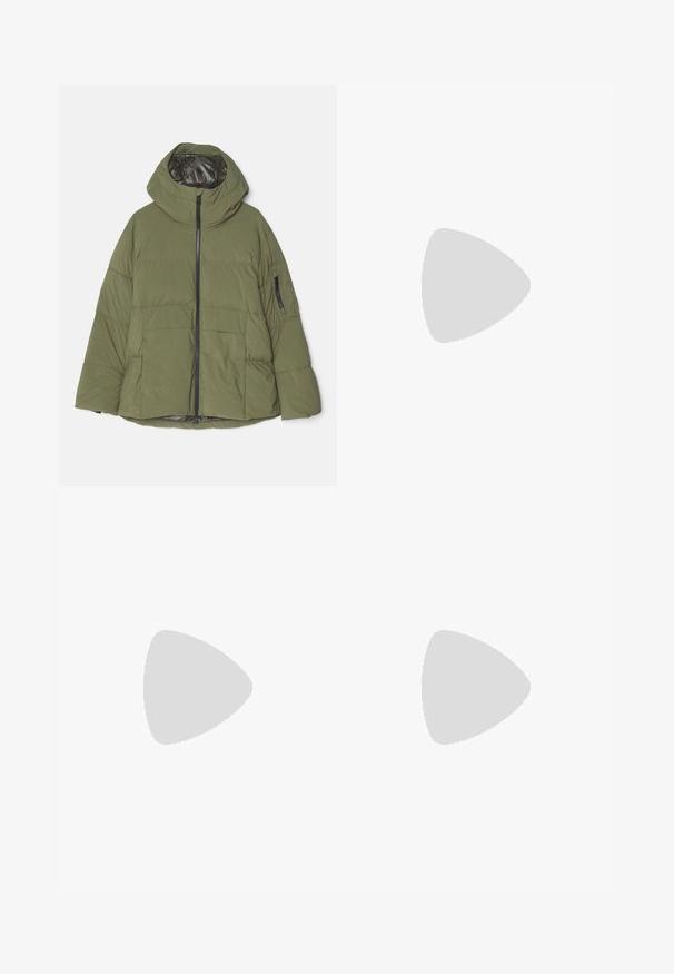 Dondup PUFFY JACKET  - Žieminė striukė - forest green; Bežinis mezginys polo marškinėliai su V formos iškirpte, trumpomis rankovėmis ir žaliais dryžiais per krūtinę. Yra mėlynai siuvinėtas logotipas.; Žymėjimo etiketė su daugiakalbiais tekstais, priežiūros simboliais ir perdirbimo ikonėmis, atspausdinta minkštu, audeklo tipo medžiagos šviesiais atspalviais.; Baltos sportbačiai su zomšos akcentais, apvaliu nosiu, plokščiais raišteliais ir kreminės spalvos guminiu padu. Ant kulno yra žalia ženklinimo detalė.; Aukso spalvos metaliniai akiniai su žaliais lęšiais, turintys kampuotą formą ir plonas kojeles. Dizainas apima ploną rėmą ir subtilų ženklinimą ant lęšių.