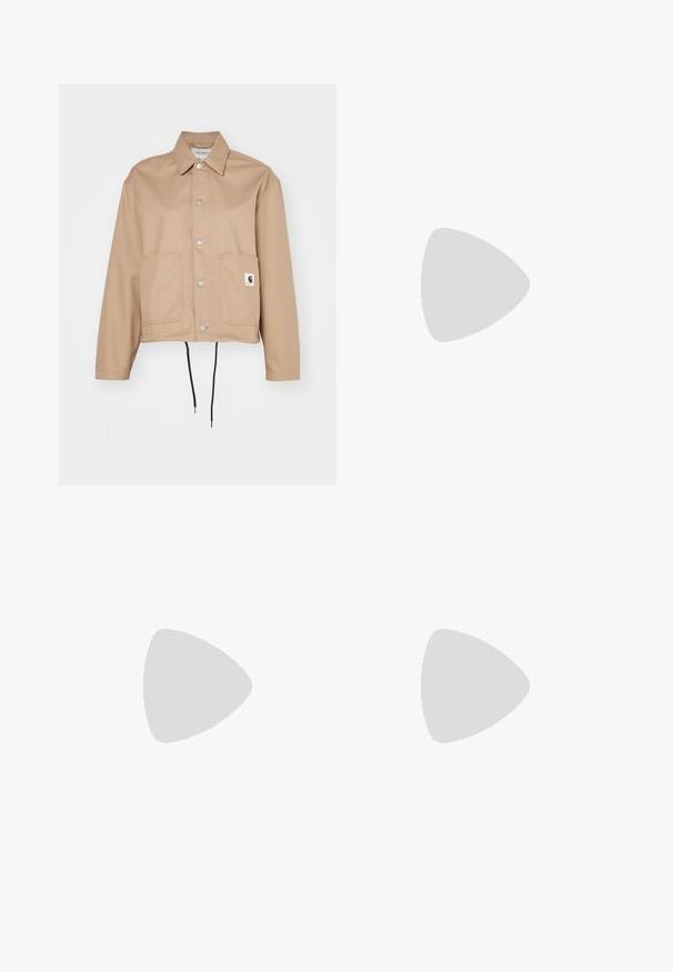 Carhartt WIP SIMPLE SHIRT JACKET - Leichte Jacke - beige; Weißes Baumwoll-T-Shirt mit lockerem Schnitt, kurzen Ärmeln und einem kleinen gestickten Logo auf der linken Brustseite.; Weiße Denim-Hosen mit hoher Taille und weit geschnittenem Bein. Mit einem Knopf- und Reißverschluss, Gürtelschlaufen und dezenten Nähten.; Schwarze Ledersneaker mit weißen Streifen, Gummikappe, schwarzen Schnürsenkeln und einer cremefarbenen Sohle. Glatte Textur mit glänzender Oberfläche.