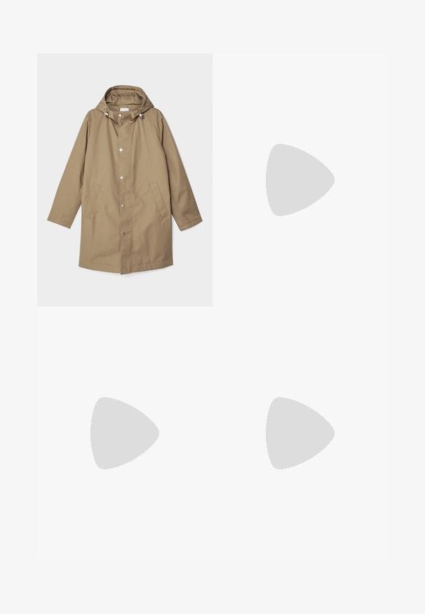 Impermeabile khaki con cappuccio, chiusura a bottoni a pressione, due tasche laterali e design a taglio dritto. Realizzato in tessuto liscio e resistente.; T-shirt in cotone nero con collo rotondo, maniche corte e stampa bianca del logo sul lato sinistro del petto. Design semplice e monocromatico.; Pantaloni neri a vita alta con gamba larga, realizzati in tessuto liscio. Presentano pieghe frontali e passanti per cintura. Design minimalista, senza hardware visibile.; Sneaker bianca in pelle con superficie liscia, punta rotonda e design minimalista. Presenta dettagli beige sul tallone e una suola in gomma.