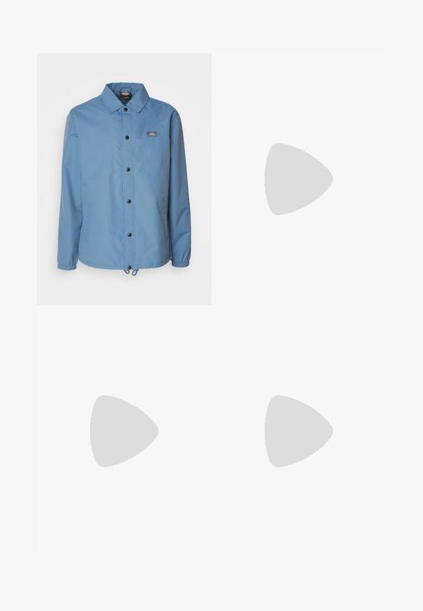 Dickies OAKPORT COACH - Poletna jakna - coronet blue; Bela bombažna majica s kratkimi rokavi, okroglim ovratnikom in majhnim črnim logotipom na levi prsni strani. Mehka tekstura in standardni kroj.; Bela bombažna cargo hlače z udobnim krojem. Značilnosti vključujejo sprednje žepe, zlato poudarjeno kovinsko opremo in ojačane kolenske dele.; Bež zamščene superge z črnimi črtami in besedilom "Spezial", opremljene z teksturirano gumo in klasičnim vezalnim dizajnom.