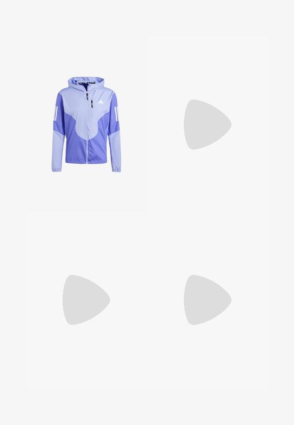 adidas Performance OTR B CB - Runningjack - semi  blue blue spark; Witte T-shirt van stof met korte mouwen, ronde hals en drie zwarte diagonale strepen op elke mouw. Subtiel logo op de borst.; Witte sportbroek van gladde stof, met een elastische tailleband en smalle taillebanden, voorzien van een zwart logo op de achterzak.; Lichte hardloopschoenen in lichtblauw met zwarte strepen. Beschikt over een soepele bovenkant, ronde neusstuk en dikke witte tussenzool met het label "LIGHTSTRIKE PRO."