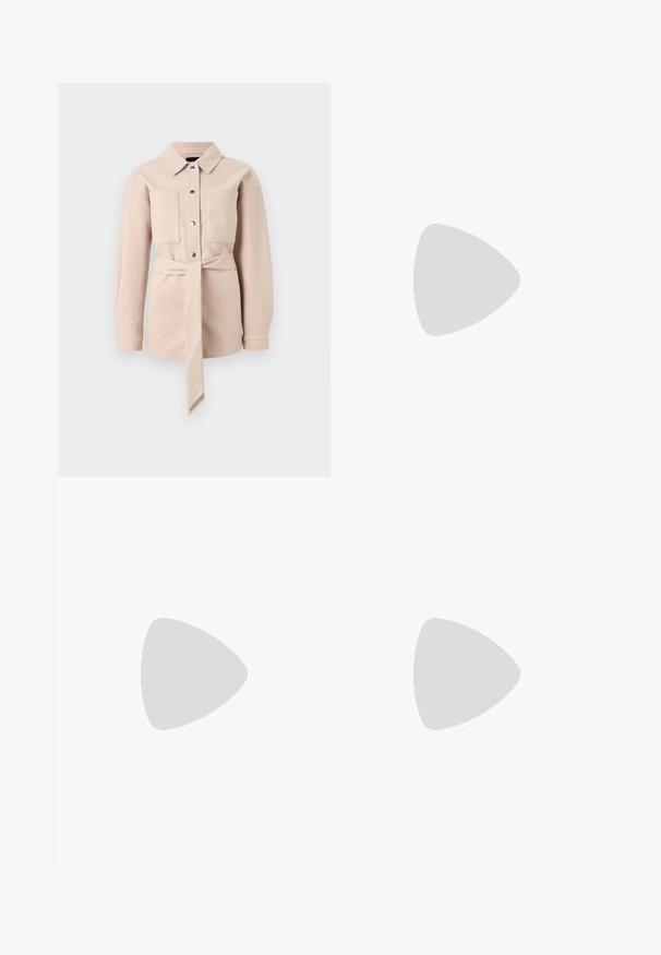 Camicia beige chiaro con cintura, colletto, chiusura frontale con bottoni, due tasche sul petto e maniche lunghe. Tessuto liscio, design minimalista.; Maglia a maniche lunghe bianca a collo alto realizzata in tessuto morbido ed elastico. Presenta un colletto alto e un design aderente, senza motivi o decorazioni visibili.; Jeans a gamba larga di colore azzurro chiaro realizzati in denim, con vita alta, design a cinque tasche e leggera scoloritura per un aspetto vissuto.; Sneakers platform bianchi realizzati in materiale sintetico liscio, con punta arrotondata, design con lacci e suola in gomma texture. Accento nero nel tallone.