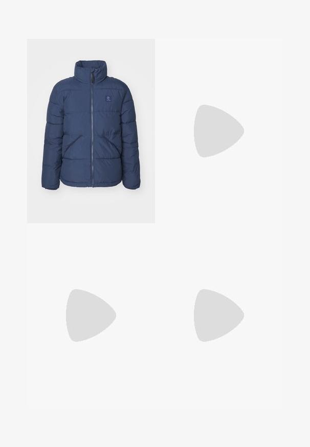Marineblå puffjakke med høy krage, dobbel glidelås, frontlommer og en liten logo på brystet. Har et quiltet design.; Hvit langermet T-skjorte laget av bomull. Rund hals-design med ribbestrikkede mansjetter og en liten logo på venstre erme. Glatt tekstur.; Grå corduroy bukser med vid ben design, med vertikal ribbing, en knappelukning og to frontlommer.; Svarte tekstil-sneakers med hvite snørebånd, beige gummisåle og rødt akssent ved hælen. Rund tå og minimal stingdetalj.