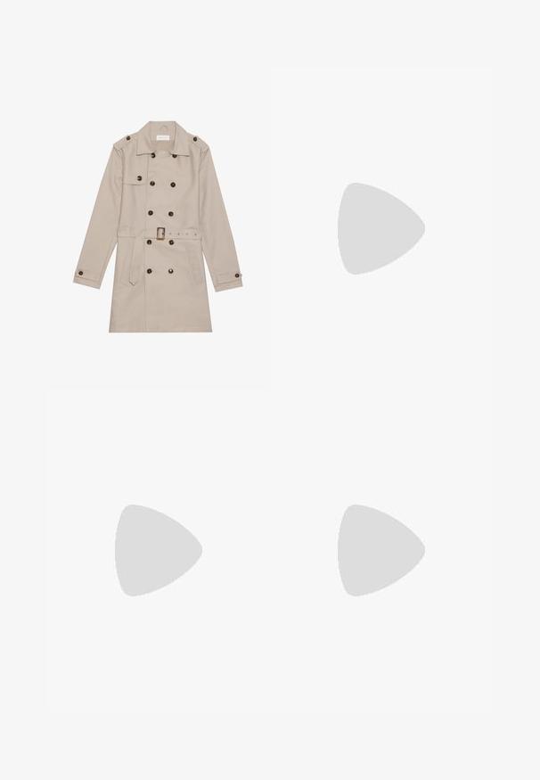 Beige Trenchcoat mit doppelreihigem Design, großen dunklen Knöpfen, tailliertem Gürtel, Schulterklappen und zwei vorderen Taschen.; Zwei Poloshirts: eines in marineblau und eines in Weiß, beide mit einem kleinen rot, weiß und blauen Akzent auf der Brusttasche und dem Kragen.; Dunkelblaue Jeans im Slim Fit mit subtiler Verwaschung, fünf Taschen und einem Metallknopfverschluss. Genähte Akzente in kontrastierender Farbe.; Weiße Sportschuhe aus synthetischem Material. Mit glatter Oberfläche, runder Zehenpartie, Schnürdesign und gestreiften Akzenten an den Seiten.