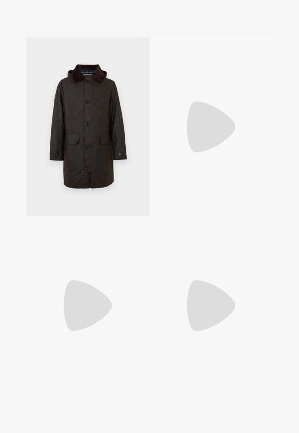 Casaco Barbour castanho-escuro com fecho de botão, dois bolsos de aba e colarinho em veludo cotelê, exibido em fundo branco.; Camisa castanha de manga longa feita de um tecido suave, com decote redondo e corte reto, sem padrões ou acessórios visíveis.; Calças de algodão bejes com um design de perna reta, fecho frontal com botão e passantes para cinto. Textura suave, sem padrões ou detalhes visíveis.; Botas de tornozelo em couro preto com atacadores na parte da frente, bico arredondado e sola de borracha robusta. Possui uma alça na parte de trás para facilitar o calçar.