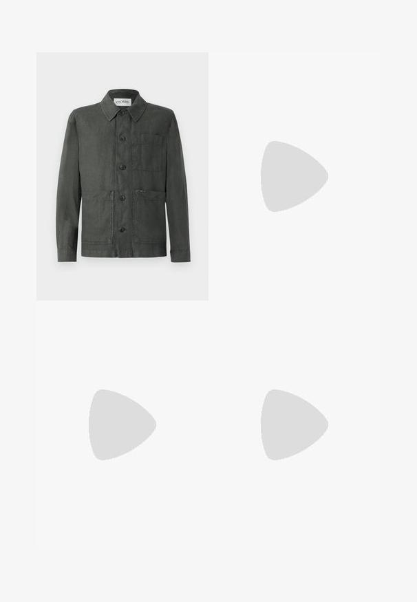 Veste en lin grise avec un col, poche avant et fermeture à boutons. Présente une coupe décontractée et une texture subtile.; T-shirt gris à manches courtes fabriqué en tissu doux et texturé. Présente un col rond classique et un ourlet droit, idéal pour une tenue décontractée.; Jeans en denim blanc avec un design à jambe droite, comportant deux poches avant, une poche arrière et une fermeture à bouton en métal à la taille.; Baskets blanches avec des accents en daim, bout arrondi, lacets plats et semelle en caoutchouc crème. Présente une marque verte sur le talon.