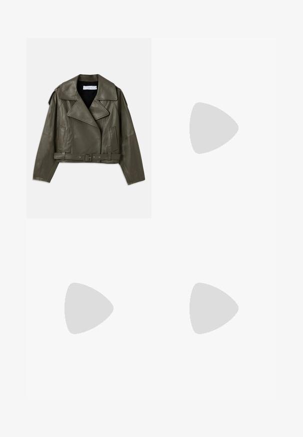 Giacca da biker in pelle verde oliva, design cropped, ampi revers, vita con cintura, maniche lunghe, tasche laterali e spalline.; Camicia a maniche lunghe rosa chiaro con colletto a bottoni, dotata di orlo dritto e texture morbida, realizzata in cotone leggero.; Gonna a pieghe grigio scuro con vita elastica, caratterizzata da un tessuto testurizzato e da una classica silhouette a trapezio. Adatta per un abbigliamento casual.; Scarpa Mary Jane in vernice nera con punta affusolata, cinturino regolabile e tacco a blocco, caratterizzata da una finitura lucida e un design minimalista.; Nanushka JEN - Borsa a mano - ice blue
